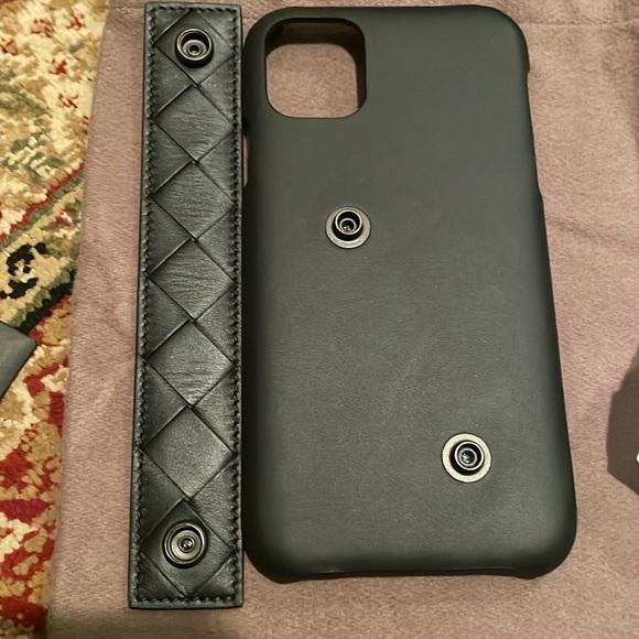 Bottega Venetia I phone 10 case with belt loop. - Picture 6 of 8